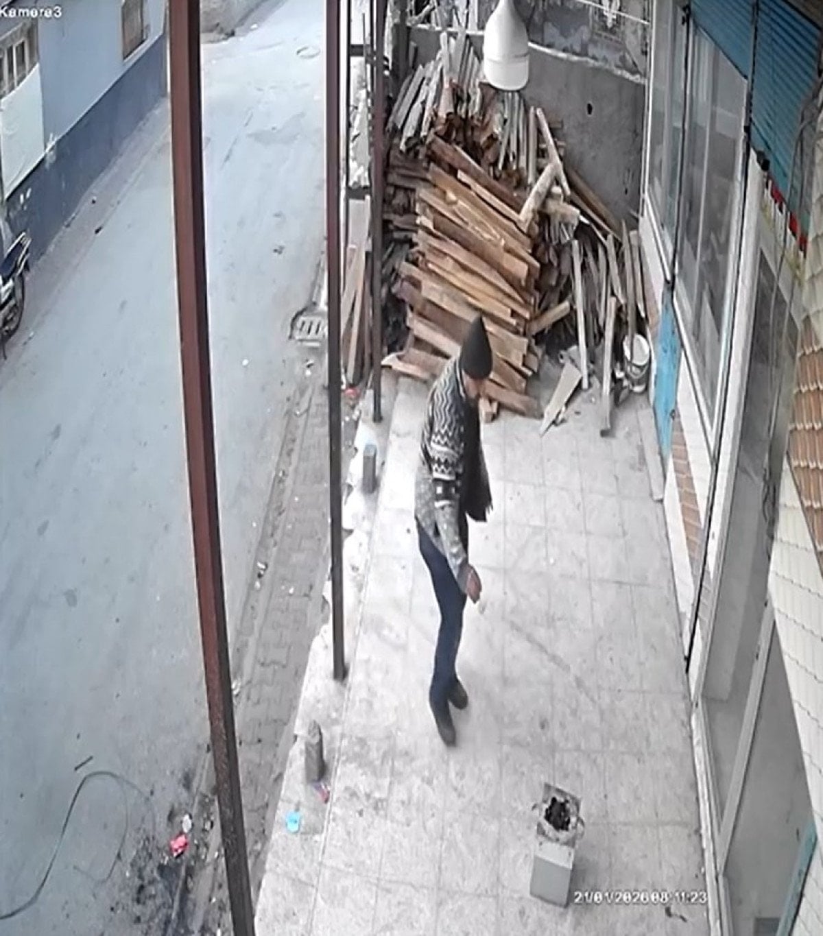 adanada benzinle harlamaya calistigi ates aniden parladi panik anlari kamerada 1 mgWTXwg3