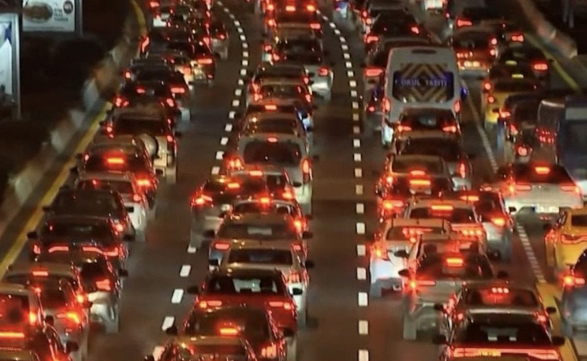 ankarada is cikis saatlerinde olusan arac yogunlugu trafigi kilitledi 1 OuGdGIFT