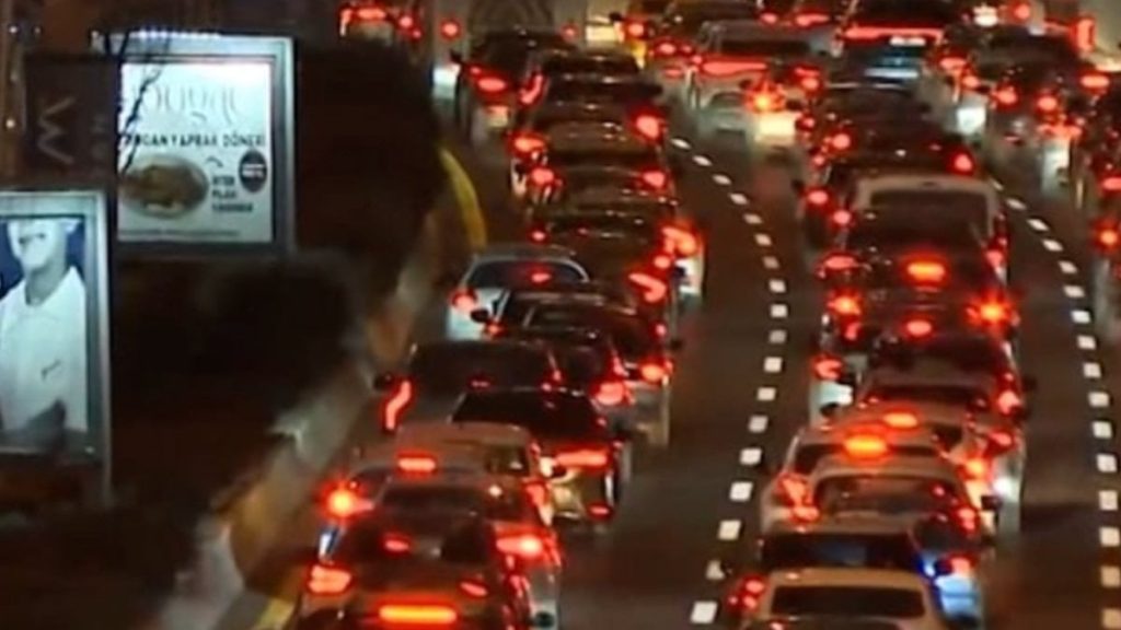 ankarada is cikis saatlerinde olusan arac yogunlugu trafigi kilitledi 5gyKdE9i
