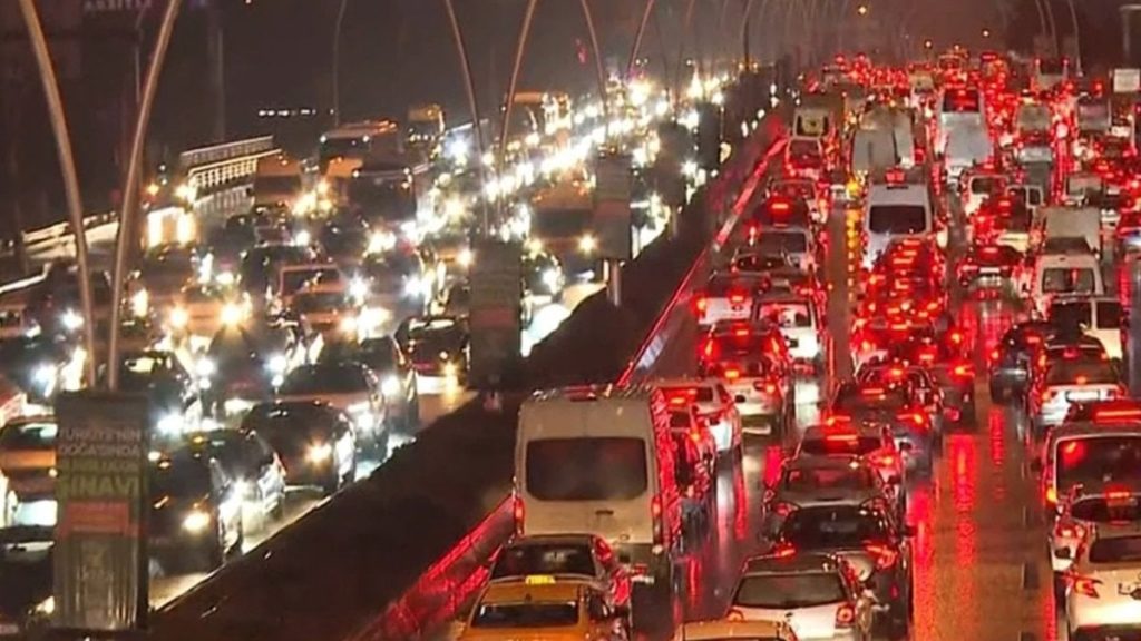 ankarada ulasim sorunu is cikisinda trafik kilitlendi PGWFyYkm