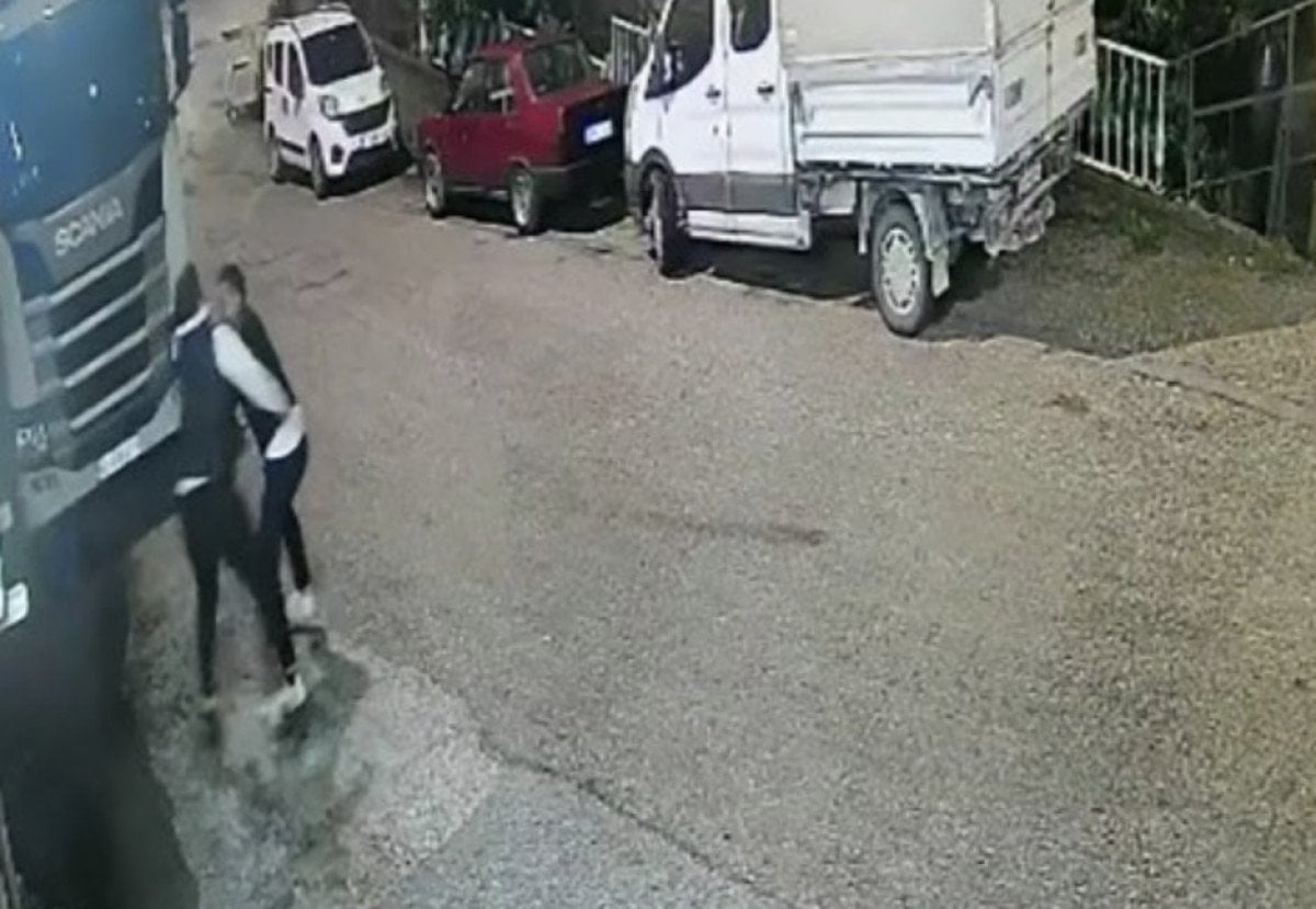 antalyada birlikte alkol alirken tartistigi arkadasini bicakladi 1 kwj6sjNs