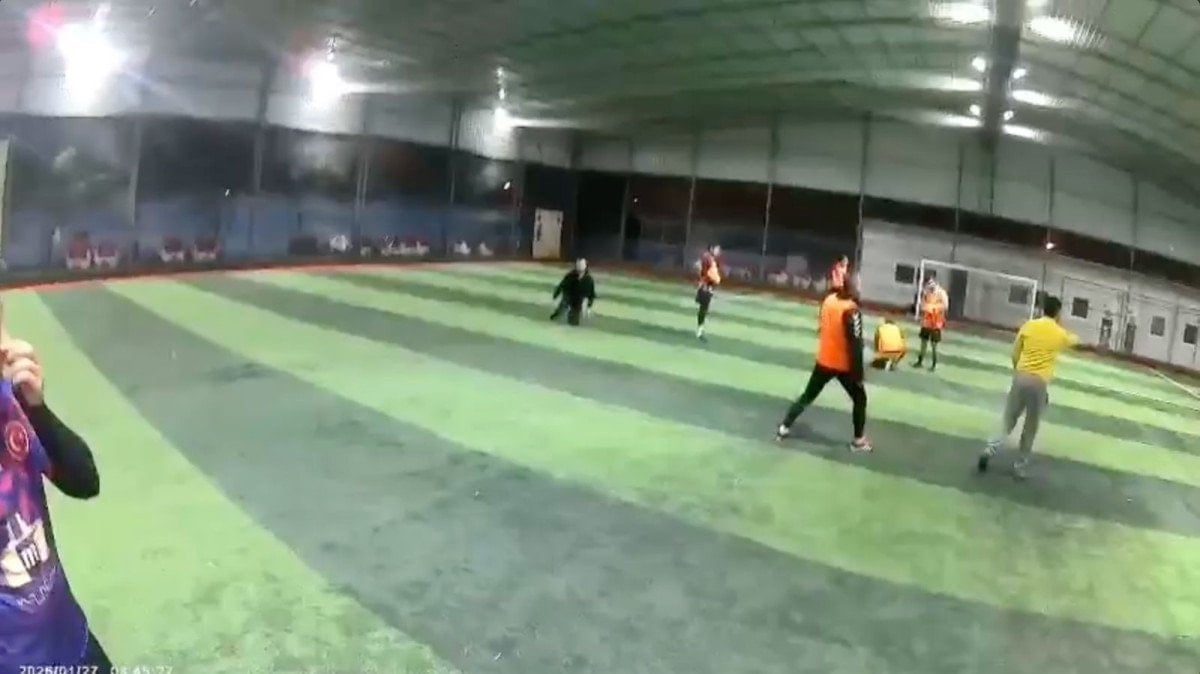 antalyada mac sirasinda hali sahanin catisinda cokme 0 uEkUy2JO