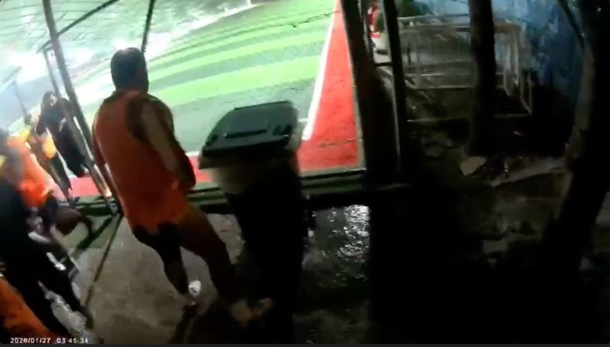 antalyada mac sirasinda hali sahanin catisinda cokme 2 ka7dsSy3