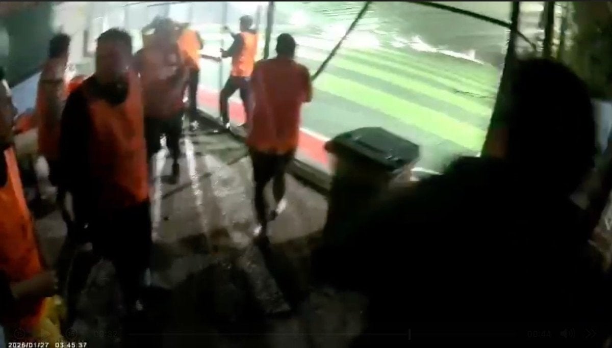 antalyada mac sirasinda hali sahanin catisinda cokme 3 gzUuhhNF