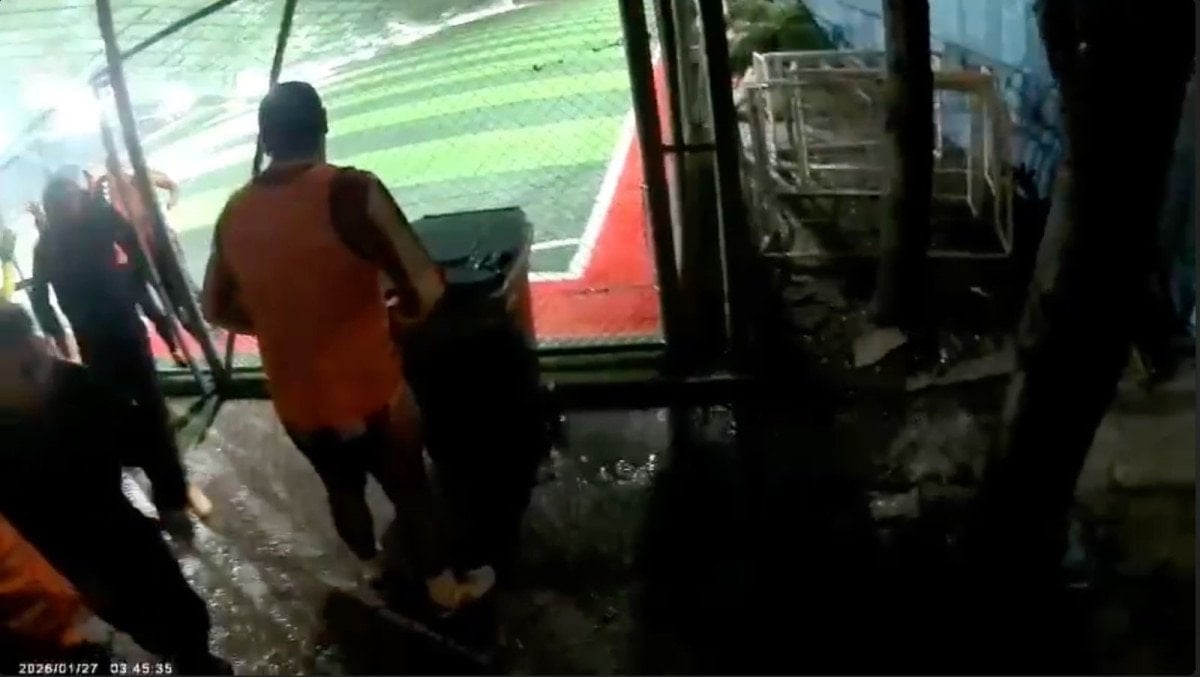 antalyada mac sirasinda hali sahanin catisinda cokme 4 ljLJlEHM