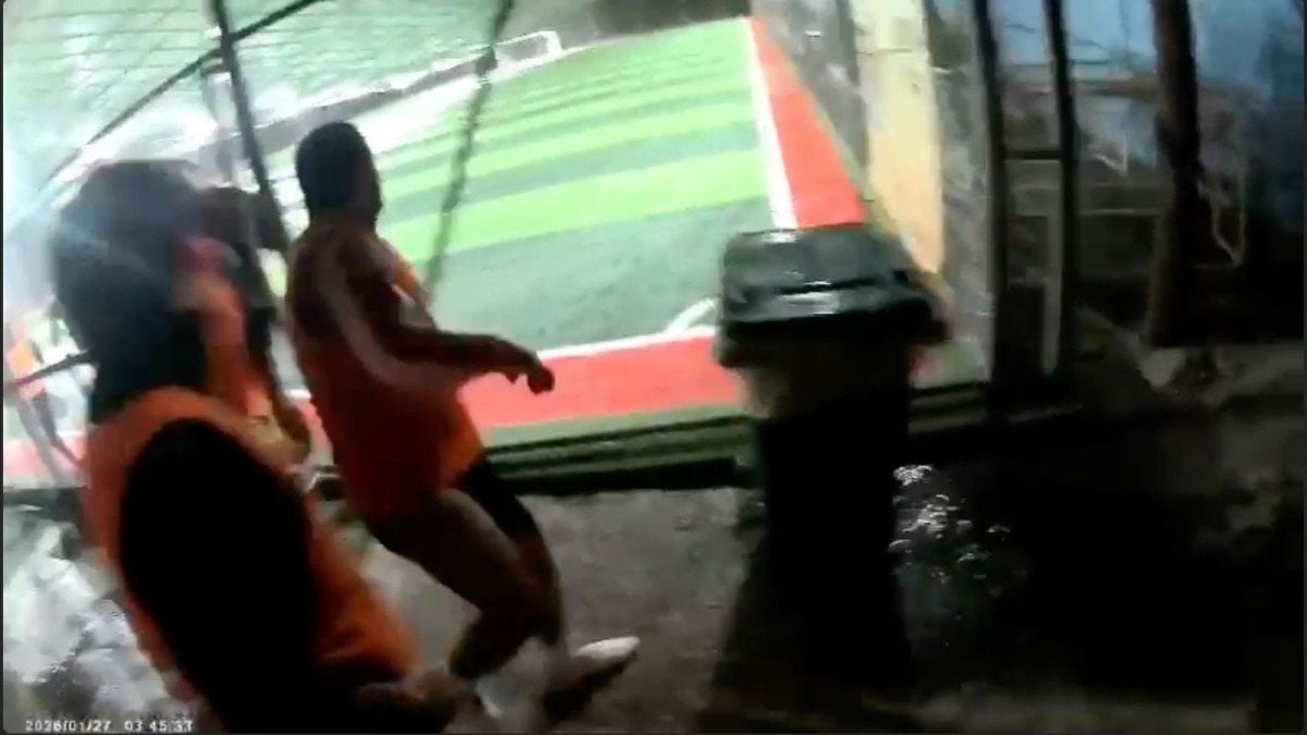 antalyada mac sirasinda hali sahanin catisinda cokme 6 j4E2rNnz