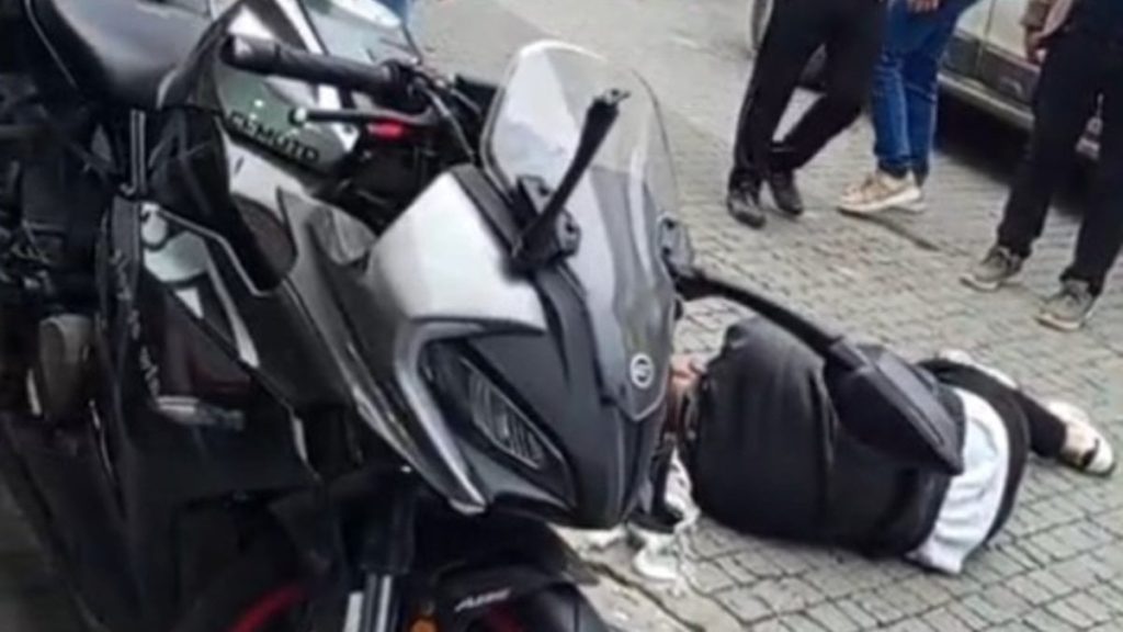 antalyada otomobille motosiklet carpisti o anlar kamerada Rh41kDdO