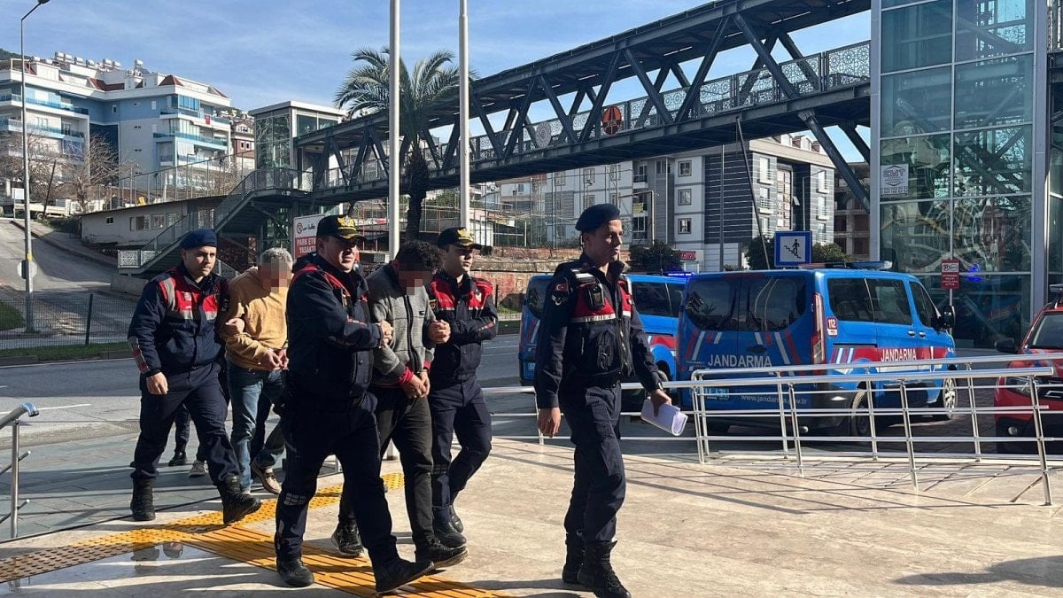 antalyada polis gorunce caldiklari avokadolari birakip kactilar 0 GJWvLnzc
