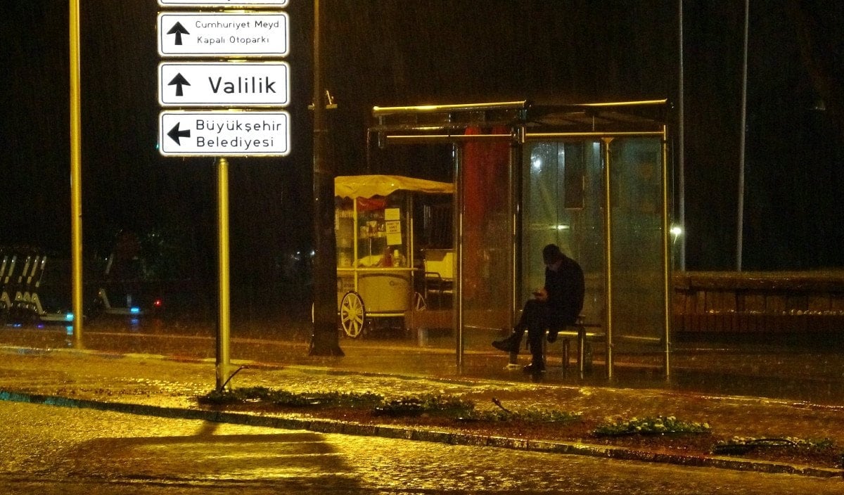 antalyada saganak yagis hayati felc etti bircok arac yollarda mahsur kaldi 1 p8FdYH9R