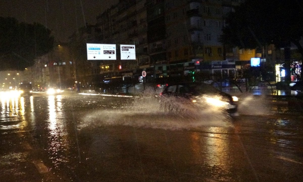 antalyada saganak yagis hayati felc etti bircok arac yollarda mahsur kaldi 3 8d3QRcFP