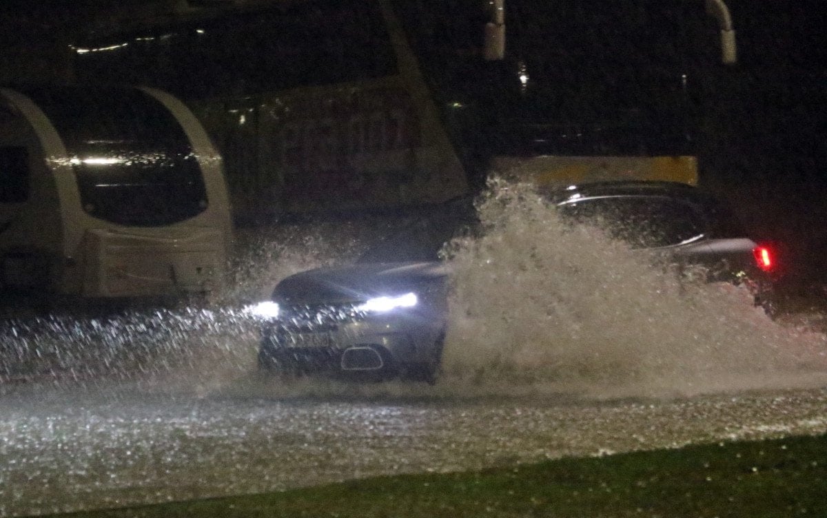 antalyada saganak yagis hayati felc etti bircok arac yollarda mahsur kaldi 4 nPAM2YVY