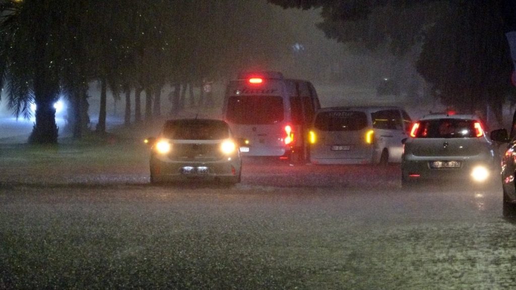 antalyada saganak yagis hayati felc etti bircok arac yollarda mahsur kaldi B9lwfpZ2