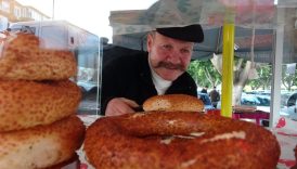 antalyada yesilcamin unlu oyuncusu simitci oldu VsQU2zja