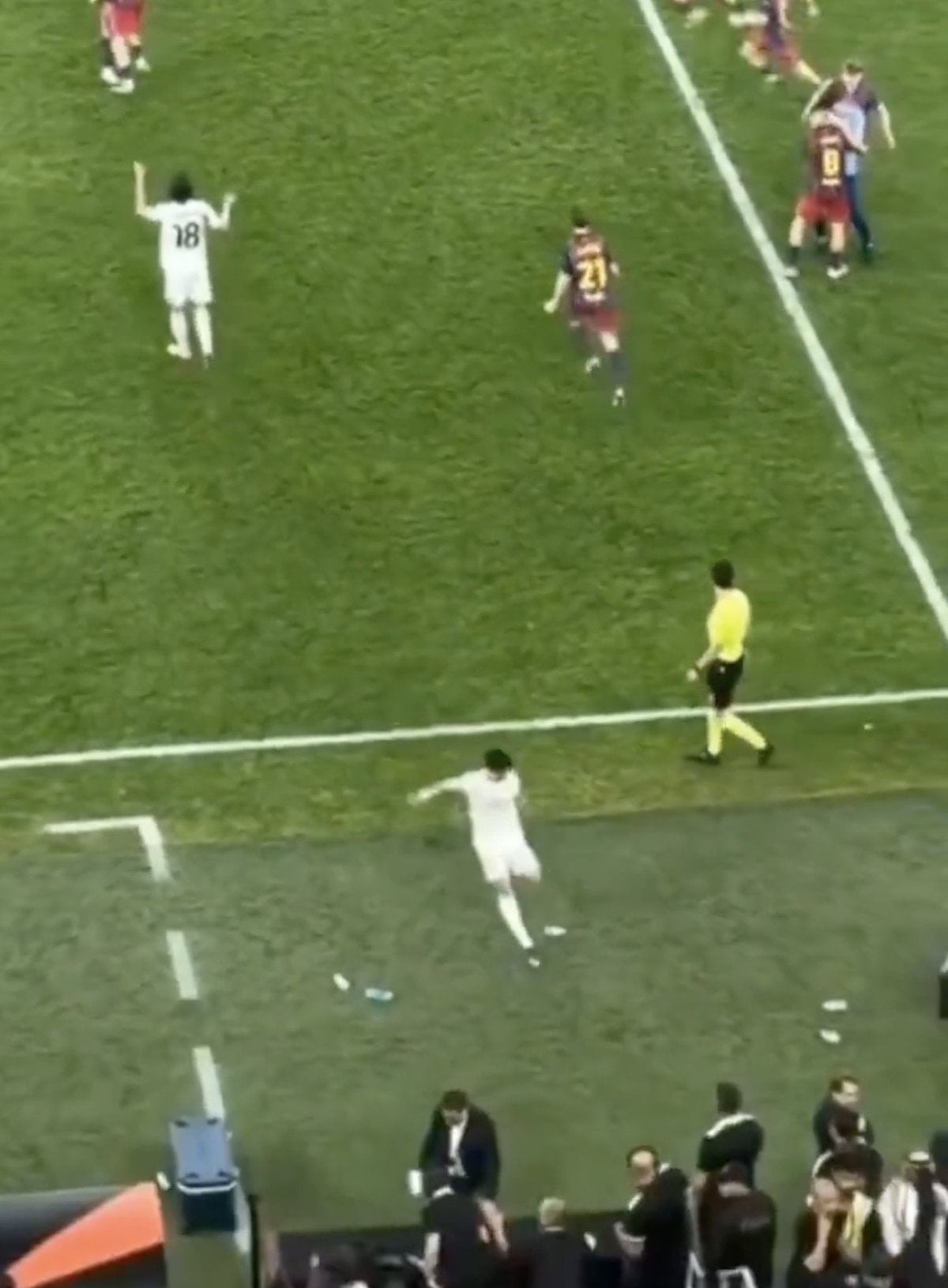 arda guler sinirlerine hakim olamadi su sisesini tekmelerken yere dustu 1 VYPa6QzC