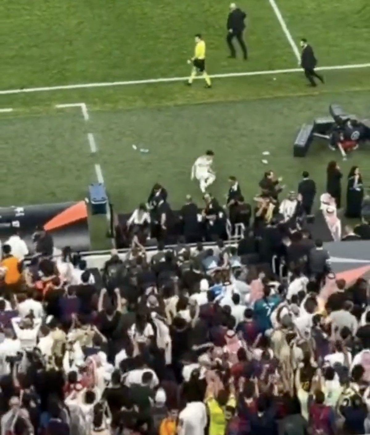 arda guler sinirlerine hakim olamadi su sisesini tekmelerken yere dustu 2