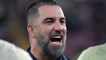 arda turan yeni dogan yegenine buyuk jest yarim kilo altin takti EmewHl4h