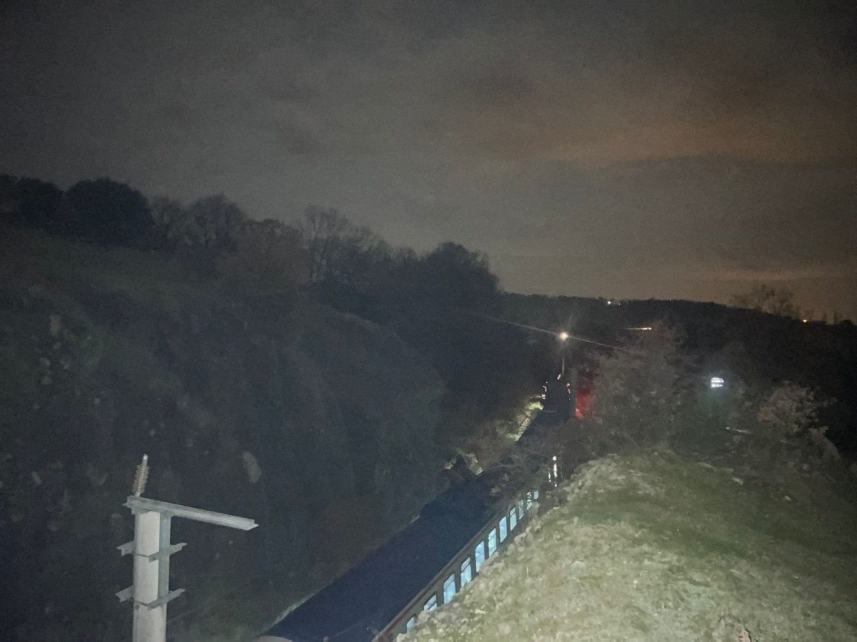 balikesirde heyelanla gelen facia tren vagonu raydan cikti 0