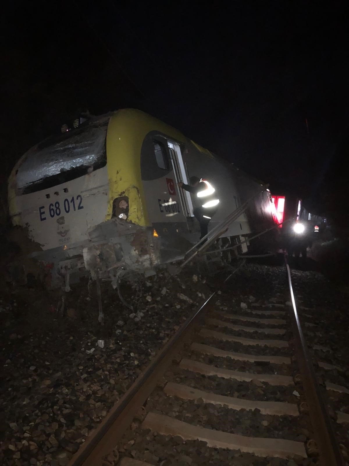 balikesirde heyelanla gelen facia tren vagonu raydan cikti 3 XrrvduT3