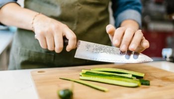 bileyiciye gerek yok bicaklar jilet gibi keskin yapiyor dav3lsMg