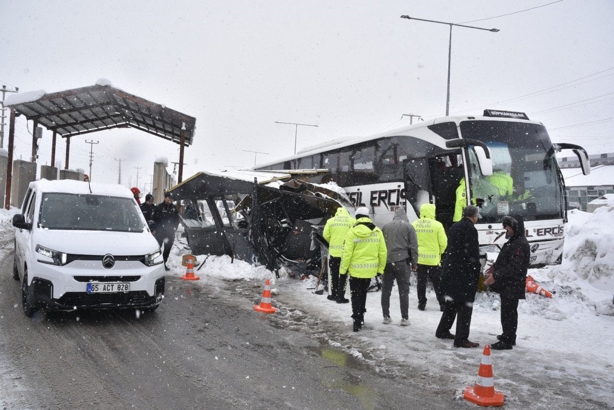 bitliste yolcu otobusunun kaza goruntuleri ortaya cikti 0 faCQSkfY