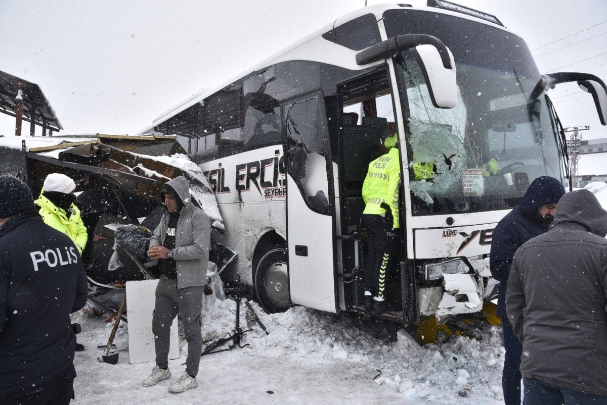 bitliste yolcu otobusunun kaza goruntuleri ortaya cikti 1 URcdzply