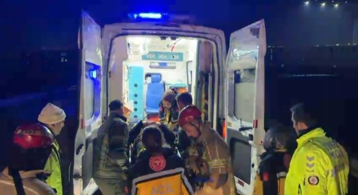 bursada bariyerlere carpan aracta 2 kisi agir yaralandi 0 i81e3UZ6