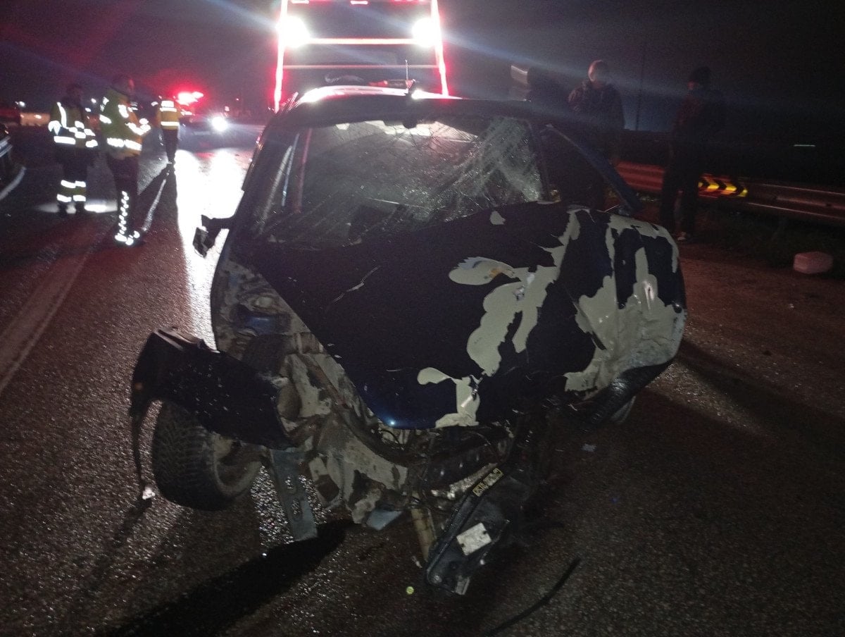 bursada bariyerlere carpan aracta 2 kisi agir yaralandi 1 ihGjWCqj