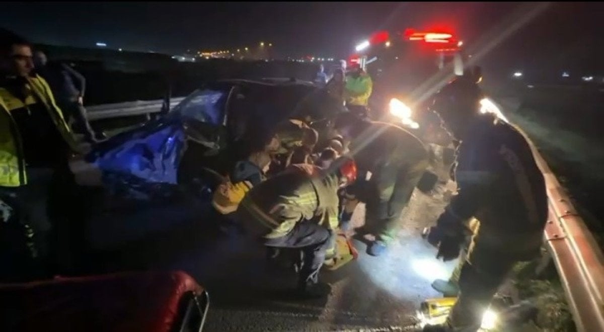 bursada bariyerlere carpan aracta 2 kisi agir yaralandi 2 NKjGVIZ9