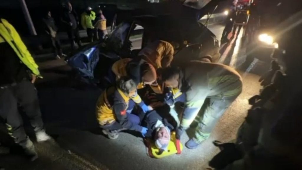 bursada bariyerlere carpan aracta 2 kisi agir yaralandi S7zgRlIk