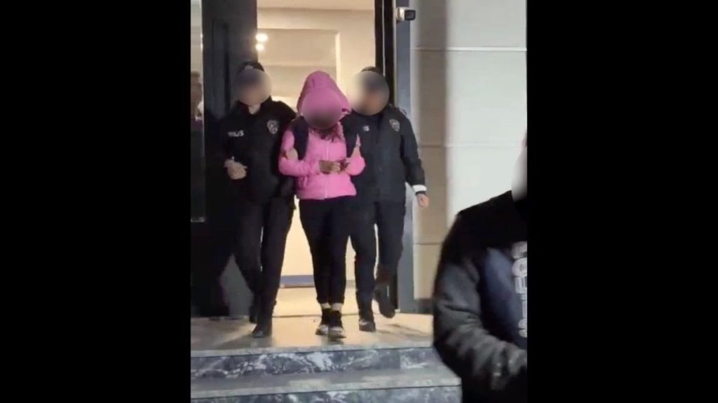 bursada hirsizliktan aranan kadin polisten daha fazla kacamadi mguB3B9X