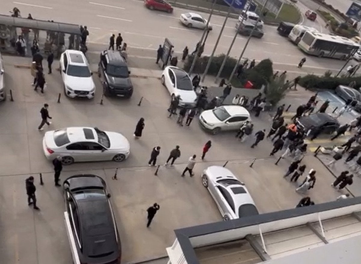 bursada karne alan lise ogrencilerinin avm otoparkindaki kavgasi kamerada 1 LjW5qBMT