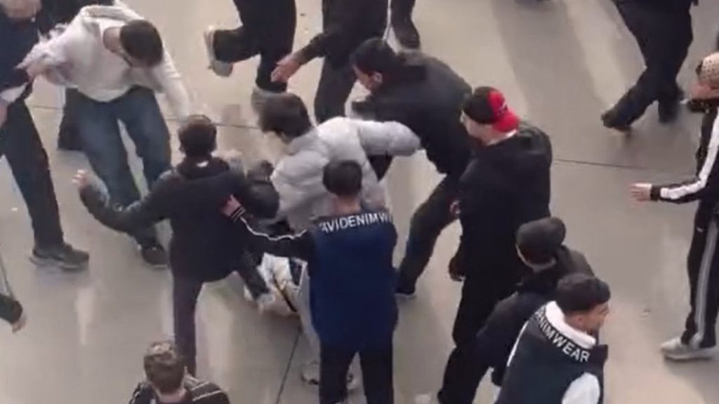 bursada karne alan lise ogrencilerinin avm otoparkindaki kavgasi kamerada qZD73ytI