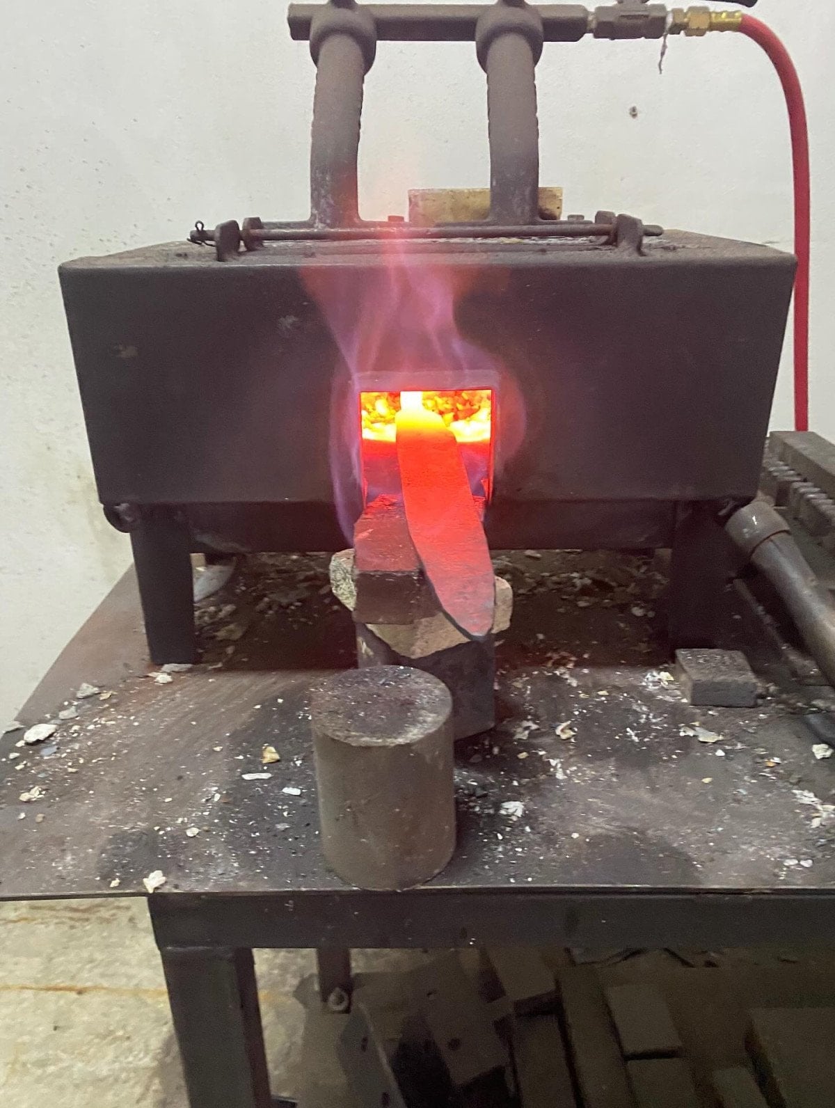 cemal hunalin yeni hobisi bicak uretti 2