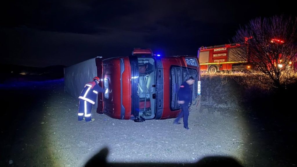 corumda basibos kopege carpmamak icin yaptigi manevra tiri devirdi PNPpwk8e