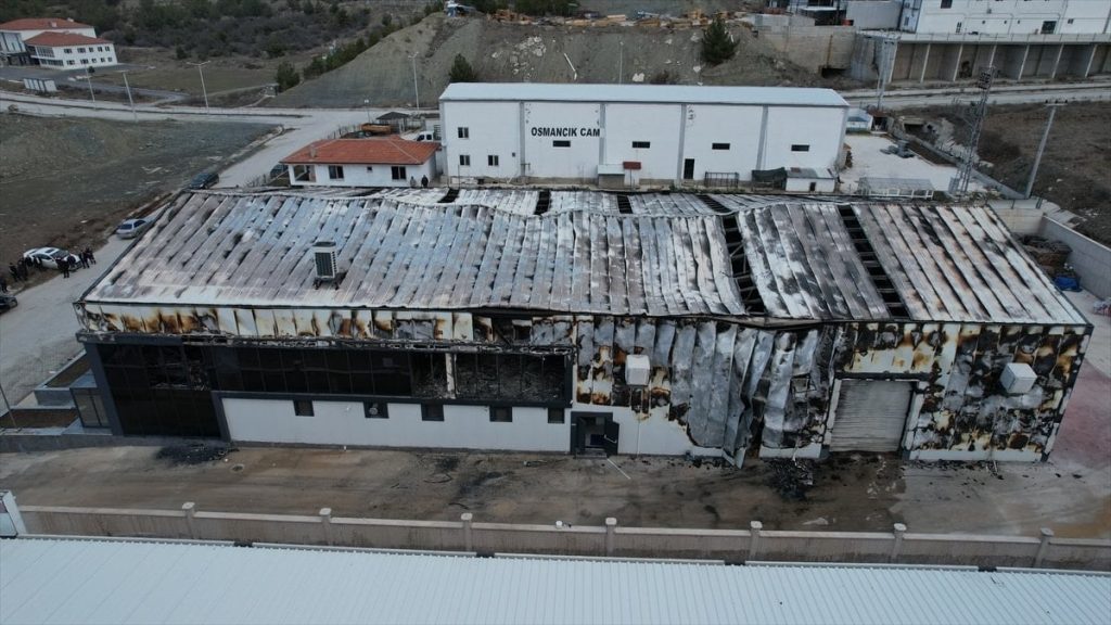 corumda lavas fabrikasinda yangin wKyGLt4f