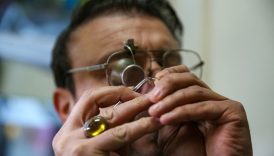 depremde ailesini kaybetti aile mirasi saat ustaligini ayakta tutuyor Izt73j3L