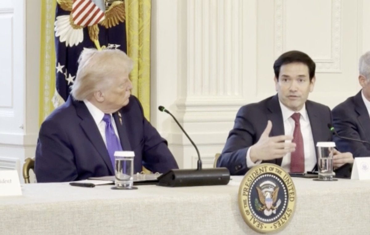 donald trump beyaz sarayda petrol devleriyle venezuela toplantisi duzenledi 1 aP6TkOYI