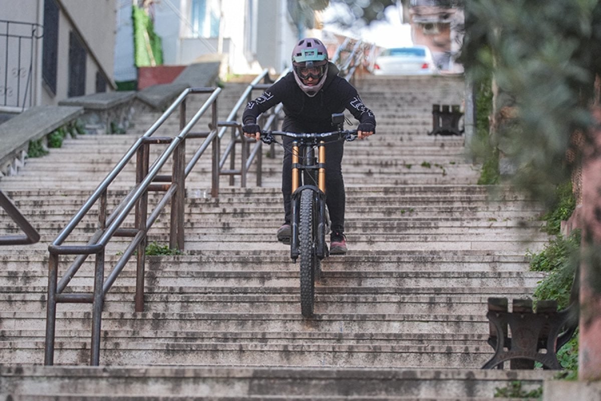 downhill tutkusu istanbul sokaklarina tasti genc sporcu merdivenleri parkura cevirdi 1 sFhqhLF1