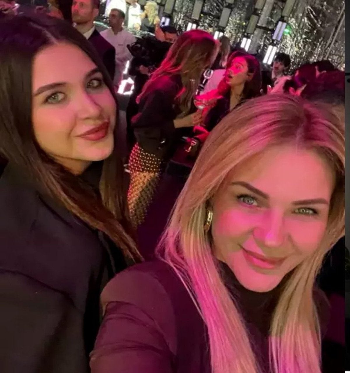 emine un kiziyla davette annesinin kopyasi 0 tZGFIE7R