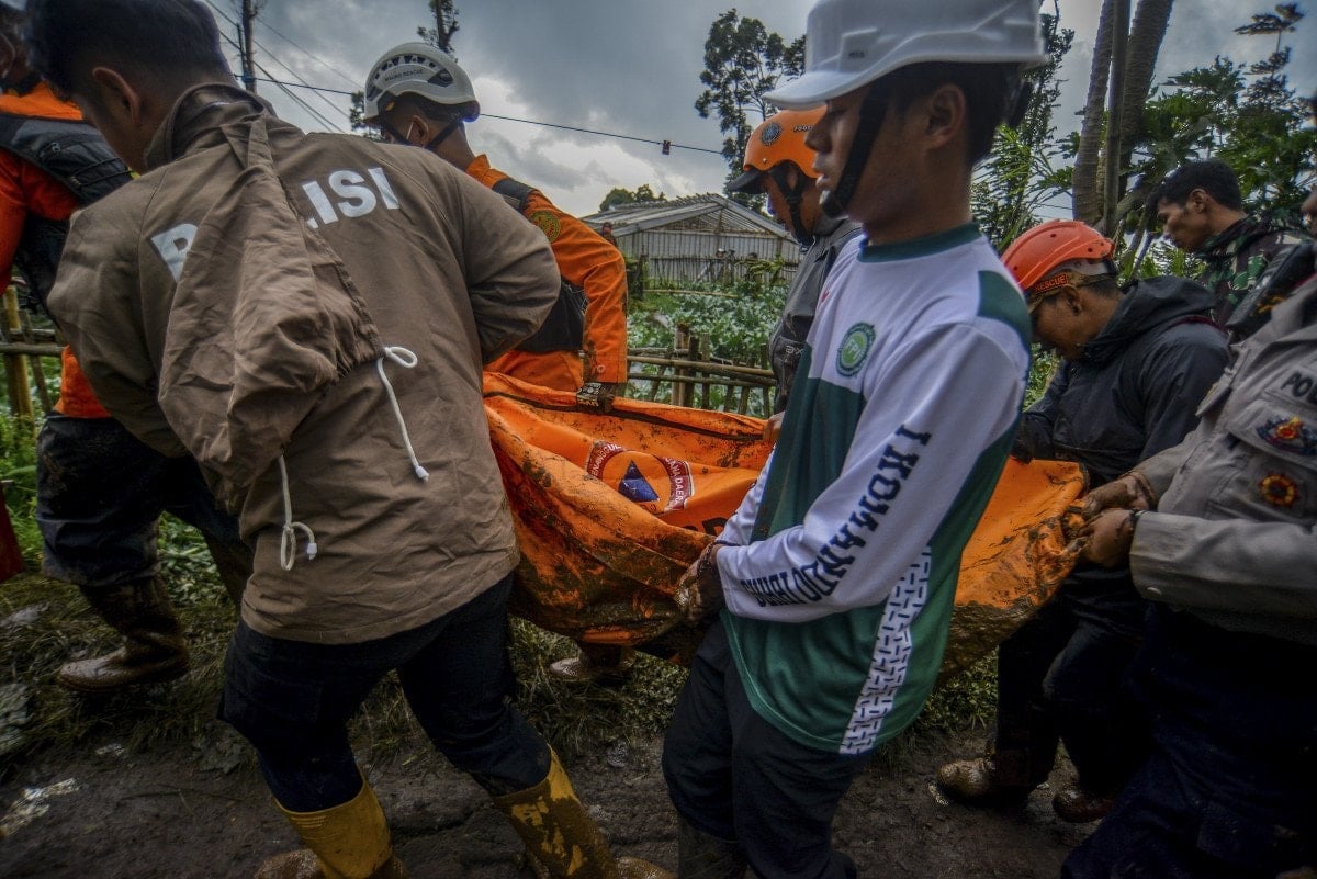 endonezyadaki toprak kaymalarinda can kaybi 53e cikti 1