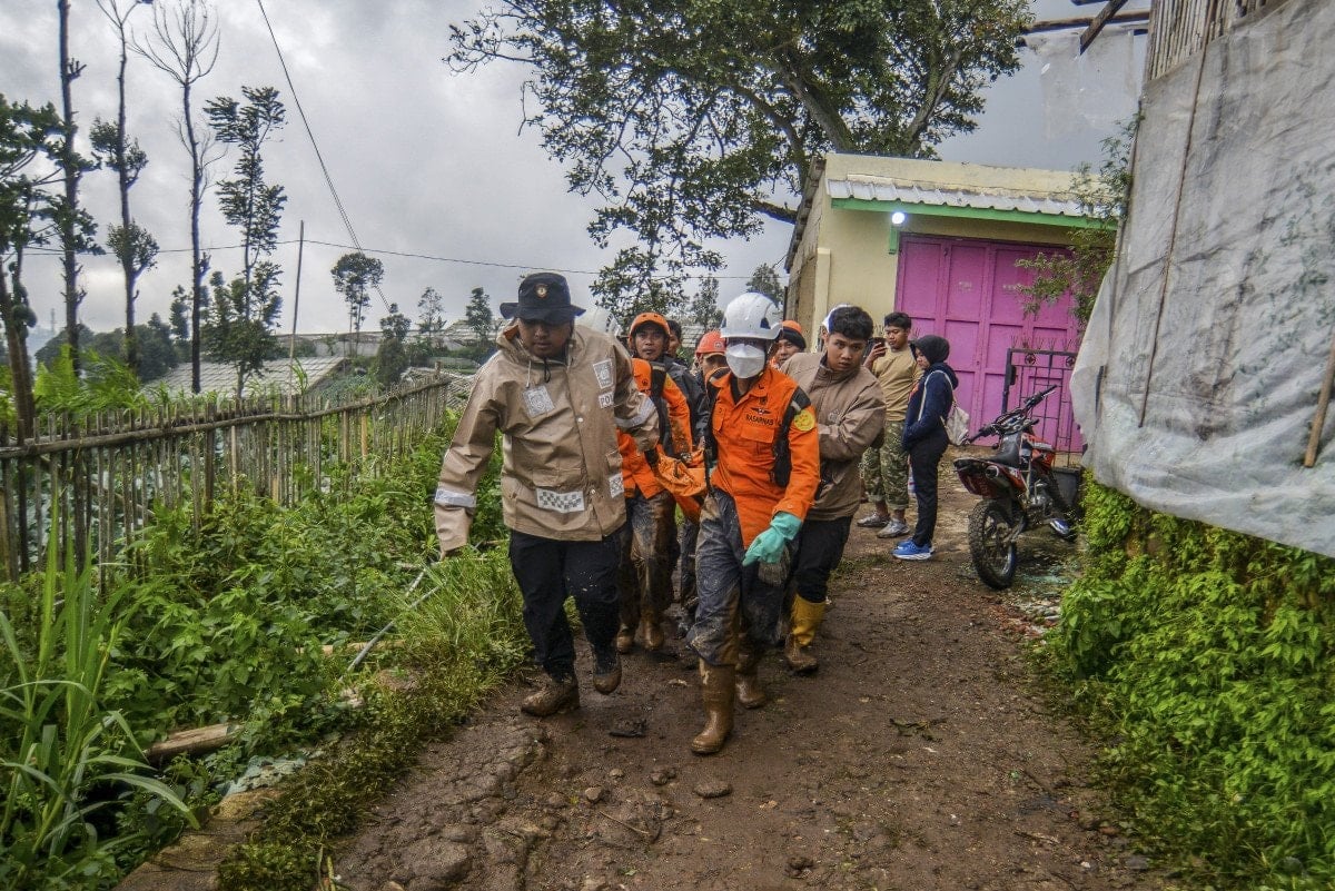 endonezyadaki toprak kaymalarinda can kaybi 53e cikti 2 ZMffkIei