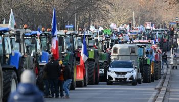 fransada politikalari protesto eden ciftciler traktorleri ile parise ulasti TPNj8EZj