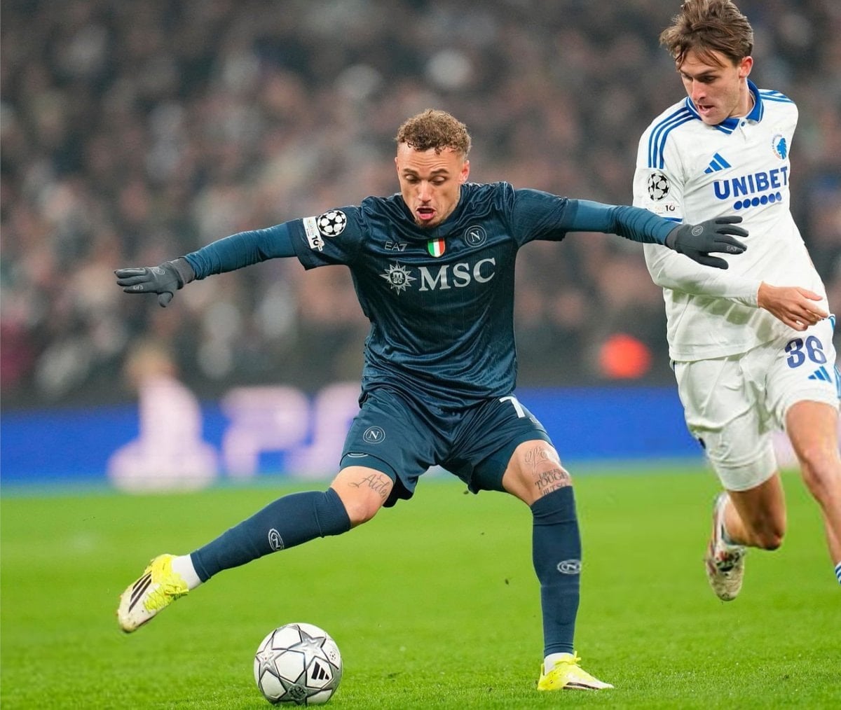 galatasaraya transferi bekleniyordu noa lang sekerek soyunma odasina gitti 0