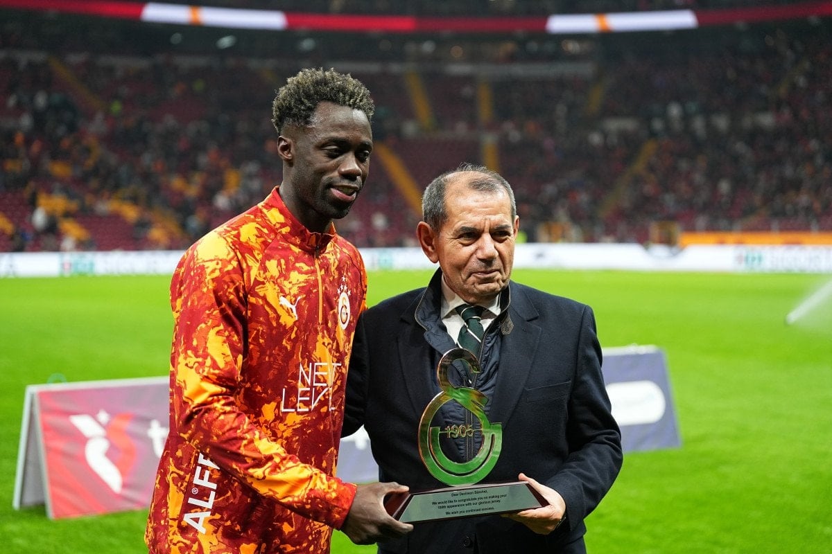 galatasarayda davinson sancheze plaket verildi 0 mTn3EHQE