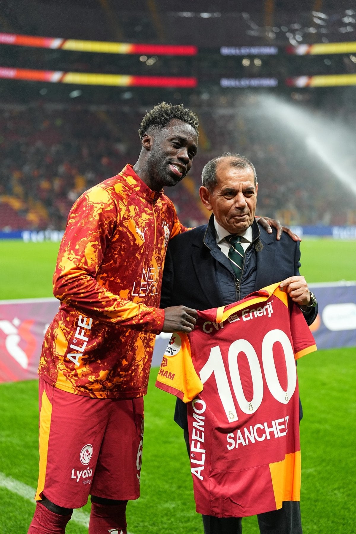 galatasarayda davinson sancheze plaket verildi 1 EjG7GeOK