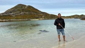 gorme engelli ogretim uyesi beyaz bastonuyla 60 ulke gezdi filxxTnn