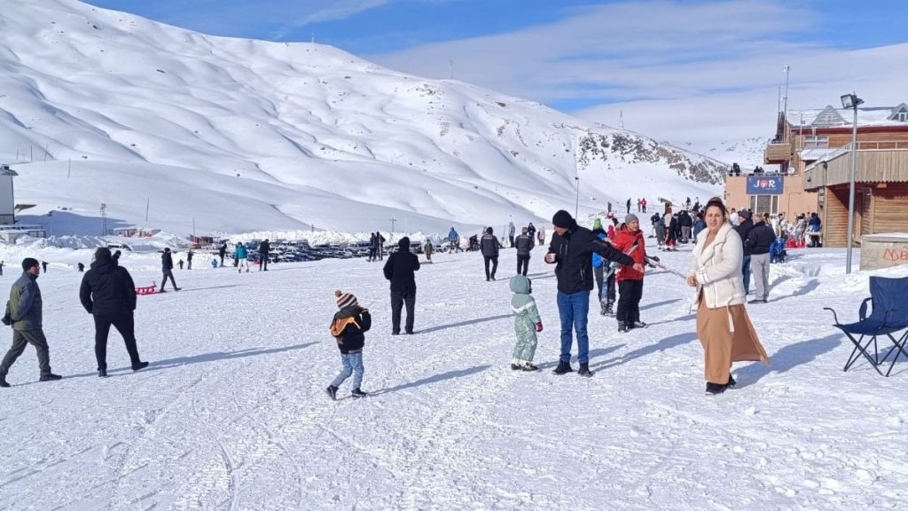 hakkaride soguk hava kar keyfini geride birakti pvTg2G7m