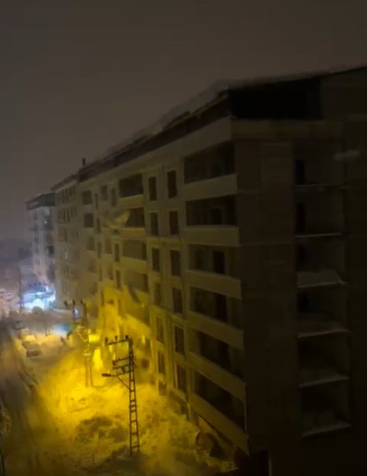 hakkaride tonlarca kar kutlesi elektrik diregini devirdi 0 3ptwSvr2