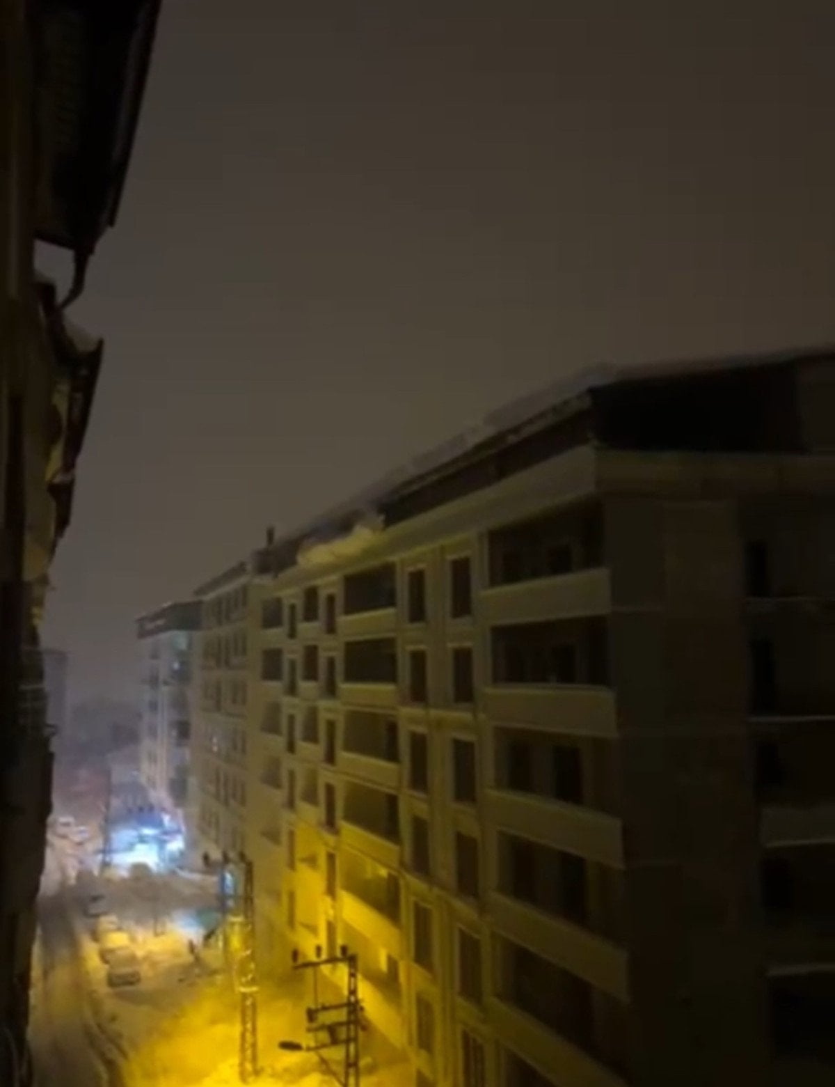 hakkaride tonlarca kar kutlesi elektrik diregini devirdi 1 AkRemren