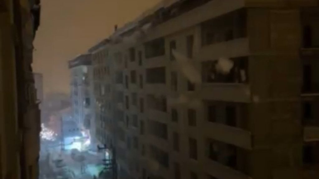 hakkaride tonlarca kar kutlesi elektrik diregini devirdi R2HrU21U